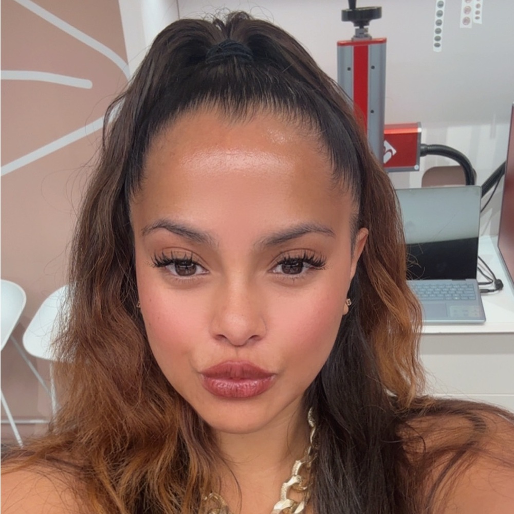 Meet your Posher, Iris